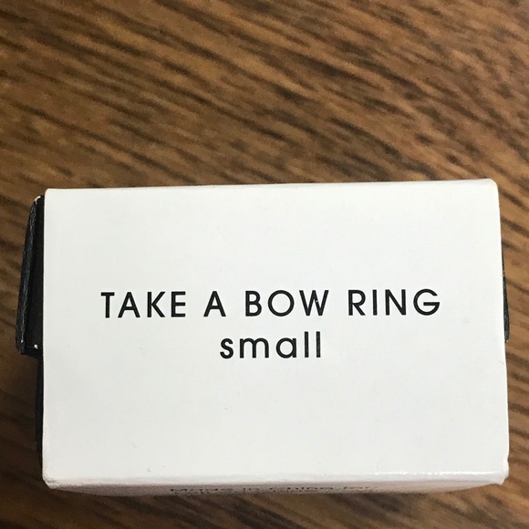 NWT Avon Take A Bow Ring Small Silvertone - Picture 7 of 10